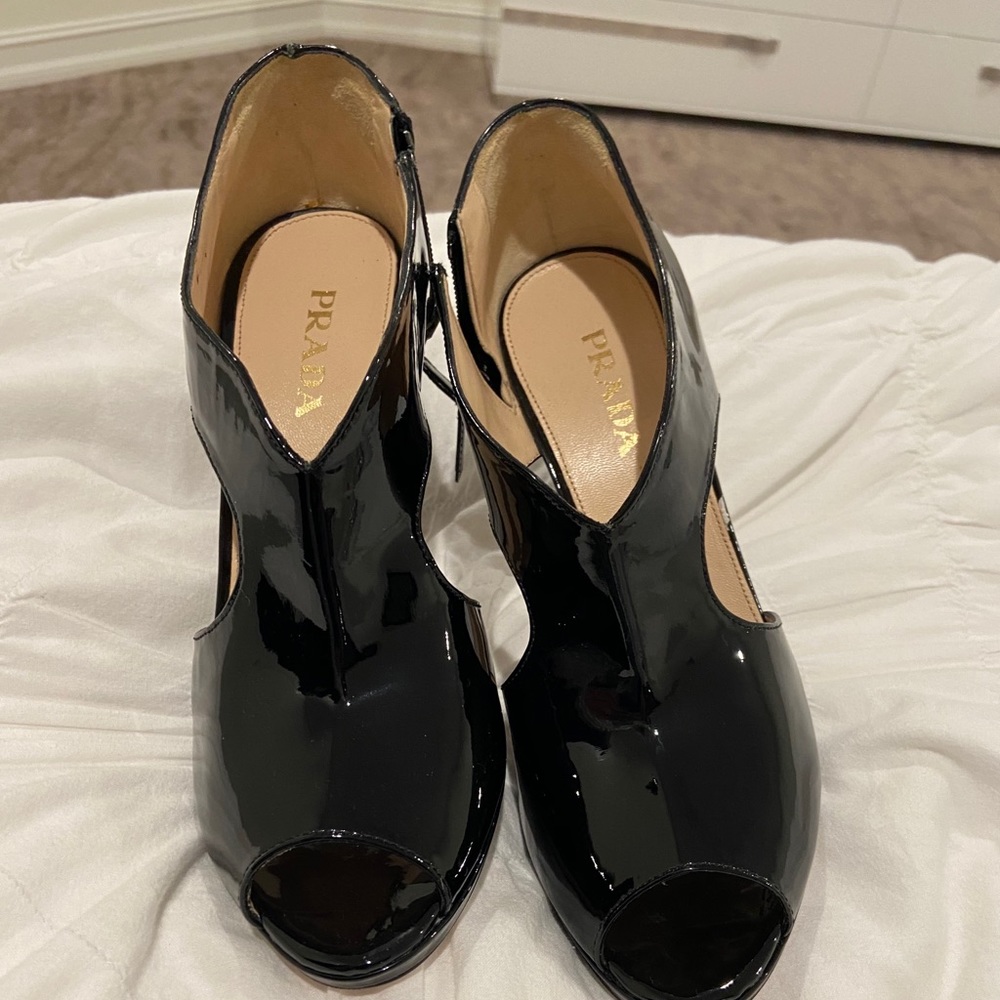 Never before worn: Prada heels